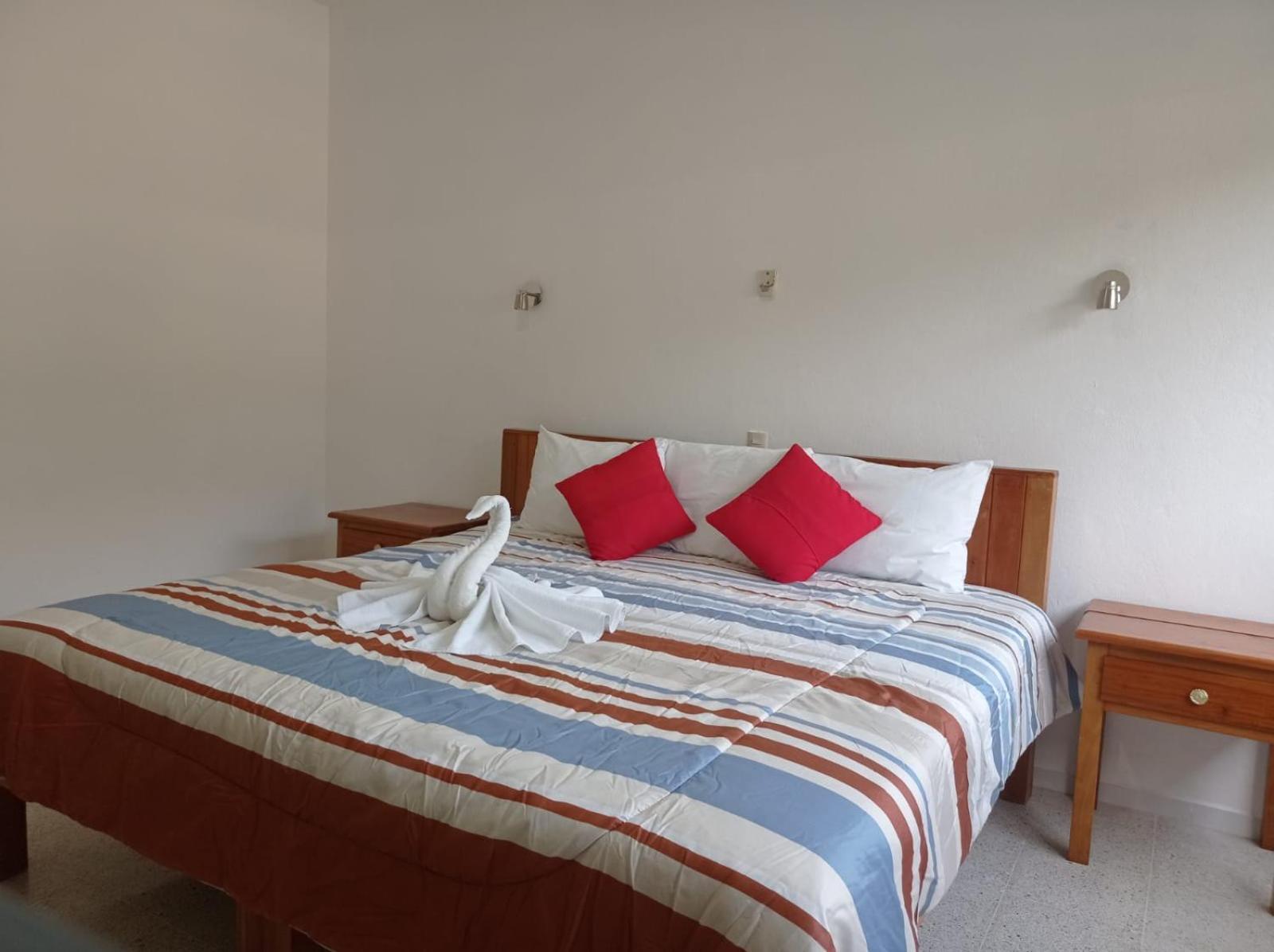 Hotel Los Leones Palenque Bagian luar foto