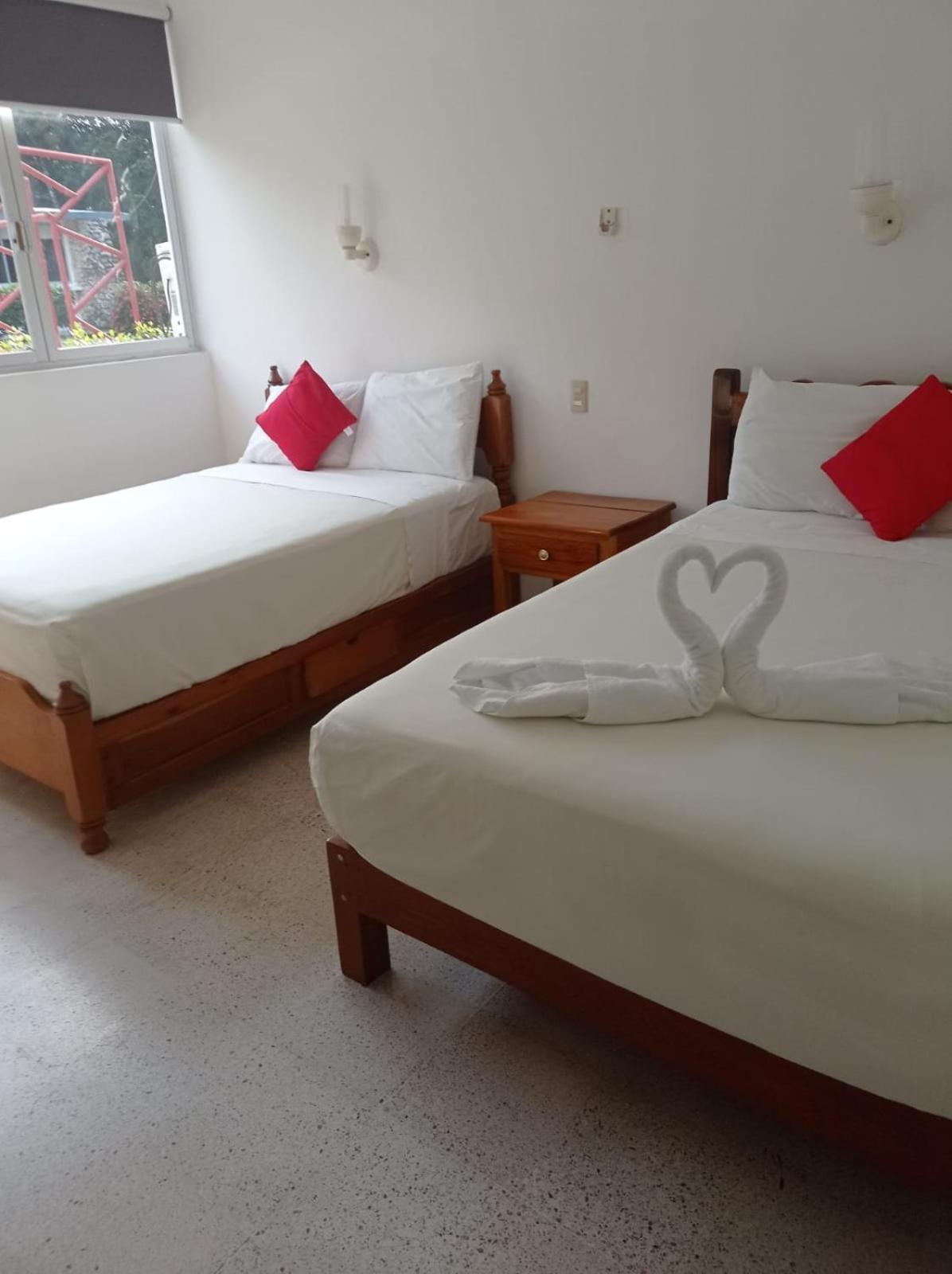 Hotel Los Leones Palenque Bagian luar foto