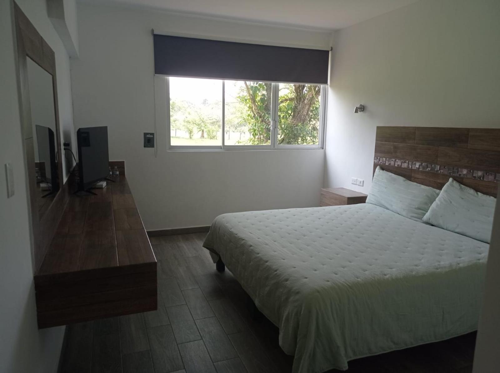 Hotel Los Leones Palenque Bagian luar foto